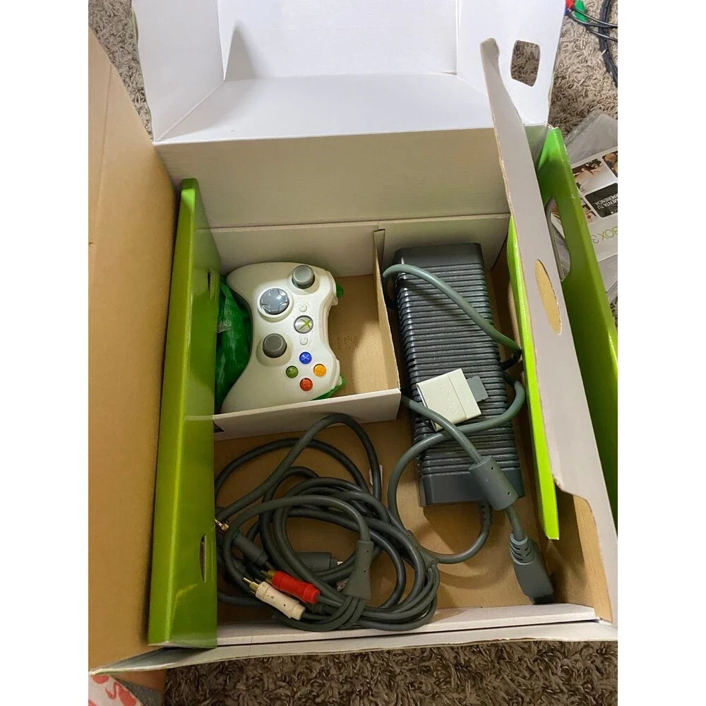 Microsoft Xbox 360 Arcade Console 256MB w/ Controller, RCA, Xbox Live, CIB BOX